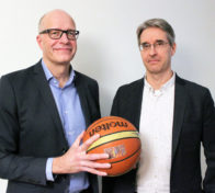 Pohjolan Voiman Pallo hallussa -podcast, keskustelemassa Eero Yrjö-Koskinen (oik.), isäntänä Pohjolan Voiman toimitusjohtaja Ilkka Tykkyläinen