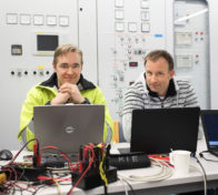 Pohjolan Voima. Vas. Tommi Hansen-Haug PVO:lta ja Istvan Selek Kierikin voimalaitoksella suorittamassa testejä Hype säätövoima projektissa.