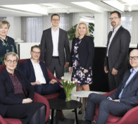 Pohjolan Voima Oyj. Johtoryhmä. Istumassa vas. Riitta Larnimaa, Jarmo Tervo ja Ilkka Tykkyläinen. Ylärivi vas. Minna Laakso, Kaj Råtts, Tiina Nyström, Jani Pulli ja Pertti Pietinen.