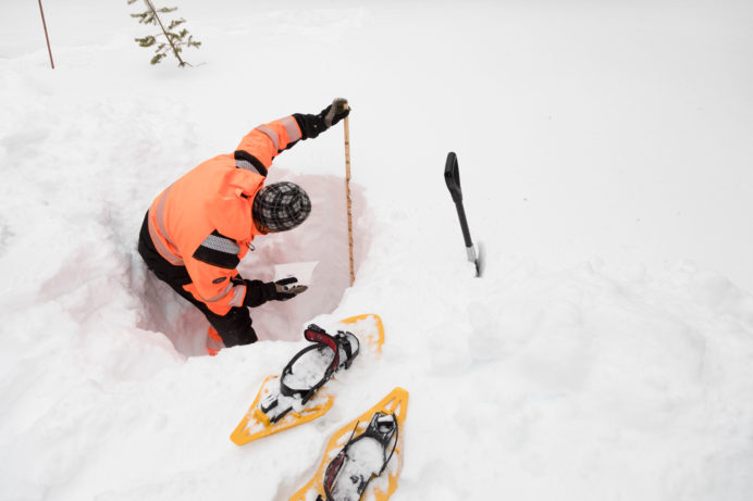 Lumilinjamittausta Posion Suolijärvellä maaliskuussa 2020. Lunta tyypillinen määrä, noin metri, mutta lumi tavallista tiiviimpää.