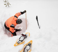 PVO-Vesivoima. Lumilinjamittaukset Posiolla. Raine Revonmäki suorittamassa näytteenottoa.