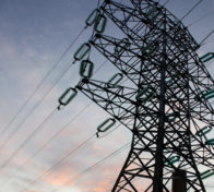 Korkeajännitelinjaa taivasta vasten