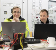 Pohjolan Voima. Vas. Tommi Hansen-Haug PVO:lta ja Istvan Selek Kierikin voimalaitoksella suorittamassa testejä Hype säätövoima projektissa.