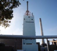 Pohjolan Voiman viimeisen hiilivoimalaitoksen piippu viimeiset hetket pystyssä. Piippu kaadettiin 1.10.2020. Kuva: Kai Tirkkonen