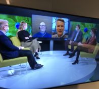 Keskustelemassa vas. Kimmo Tiilikainen, juontaja Anna Sorainen, Jukka Leskelä ja Hanna Sarén, ruudulla Ilkka Tykkyläinen ja kommentoijana Stefan Sundholm.