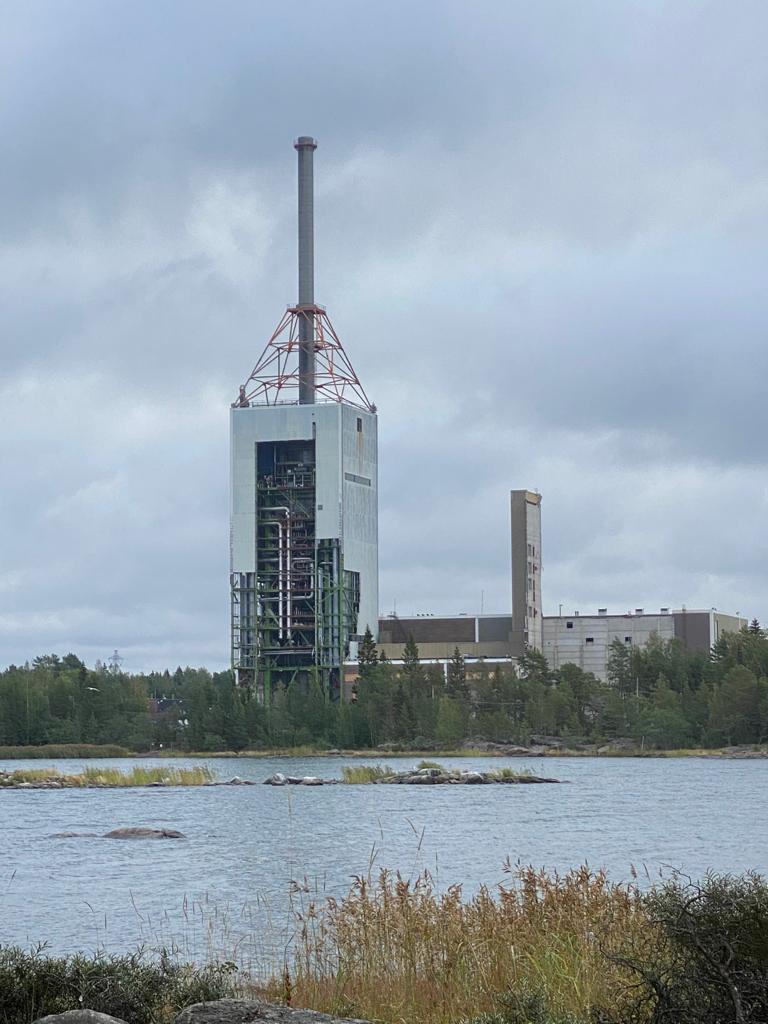 Kristiinankaupungin voimalaitoksen öljykattilarakennus ennen sen kaatamista