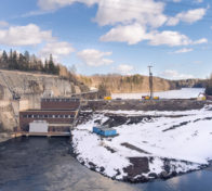 Melon vesivoimalaitoksen porapaaluseinän rakentamisessa ovat menossa paalutukset. Patosilta on suljettuna vuoden 2022 loppuun.