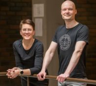 Karvalakkioopperan päärooleissa ovat Mari Palo ja Ville Rusanen. Kuva: Tapio Nykänen.