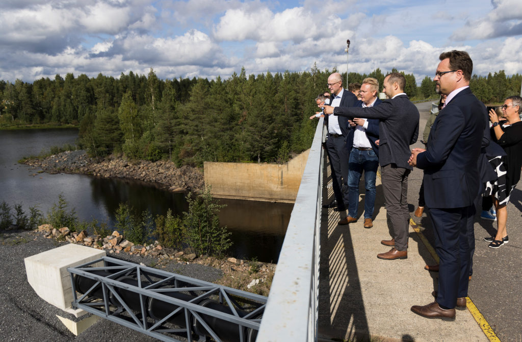 Haapakosken smolttien alasvaellusväylän avajaiset. Vas. Pohjolan Voima Oyj:n toimitusjohtaja Ilkka Tykkyläinen, ministeri Antti Kurvinen, Mirko Laakkonen, Pohjois- Pohjanmaan liitosta ja PVO-Vesivoima Oy:n toimitusjohtaja Jani Pulli tutustuvat alasvaellusväylän laitteistoihin. Kuva: Kai Tirkkonen