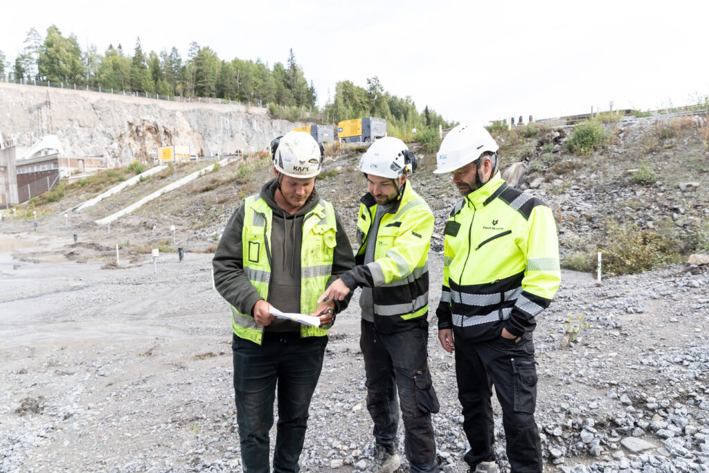 Vastaava työnjohtaja Jonni Hautamäki, avustava työnjohtaja Samuli Kiuru ja omaisuudenhoidon asiantuntija Matti Åman vetävät yhteen työmaan tapahtumia.