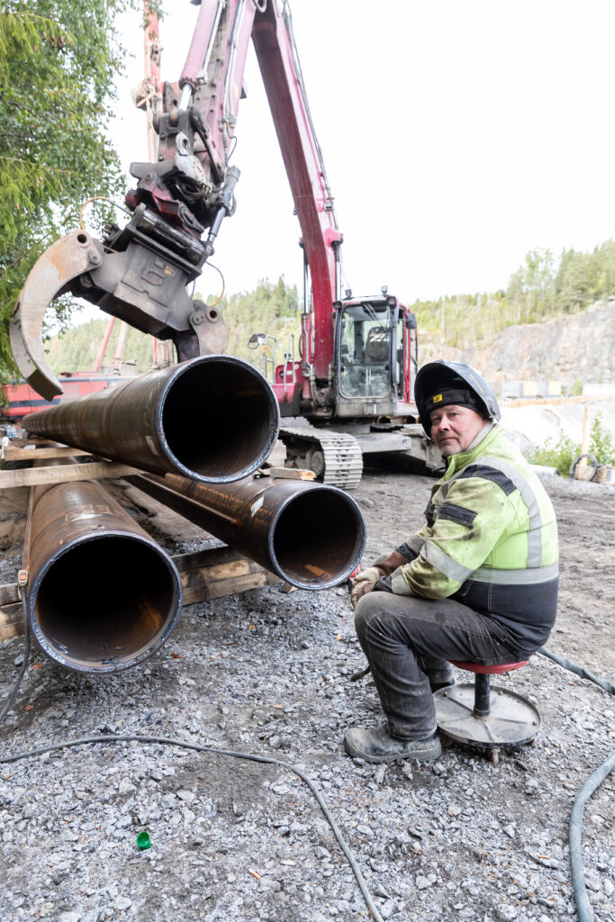 Petri Saarinen Halikon keikkahitsauksesta on mukana koko projektin ajan hitsaamassa paalujatkoja yhteen. ”Vastaavia rakenteita laitetaan esimerkiksi merenrantoihin, mutta patotyömaalla en ole ollut aikaisemmin.”