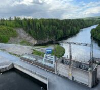 The dam bridge of the Melo hydropower plant in Nokia can be crossed by walking or cycling.