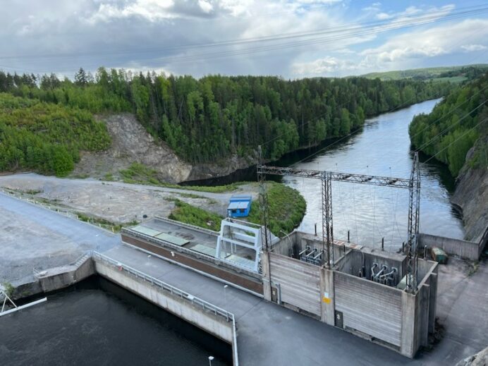 The dam bridge of the Melo hydropower plant in Nokia can be crossed by walking or cycling.
