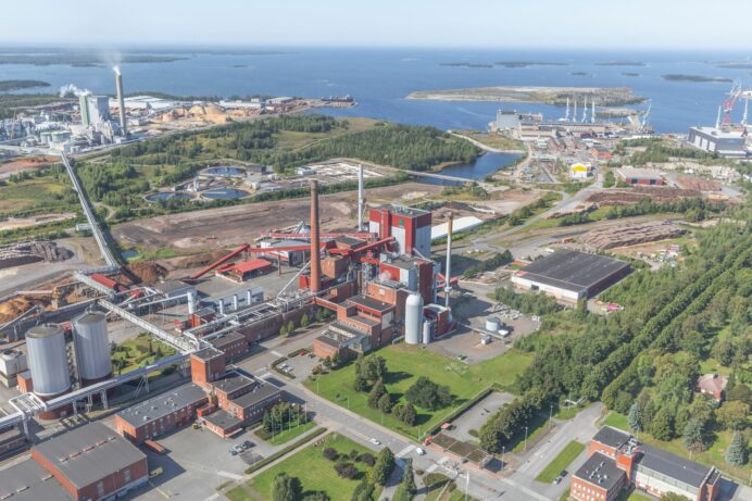 Rauman Biovoiman voimalaitos (keskellä) UPM Rauman tehdasalueella.
