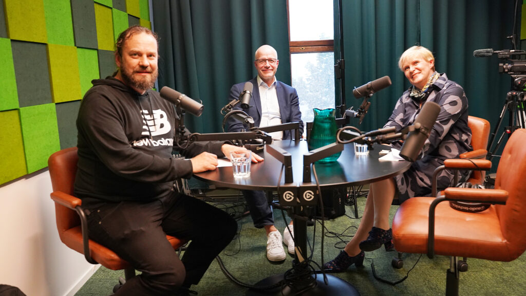 Sähkö tulee töpselistä -podcastin juontajat Harri Moisio (vas.) ja Pohjolan Voiman Riitta Larnimaa sekä toinen keskustelija Pohjolan Voiman toimitusjohtaja Ilkka Tykkyläinen studiossa. Kuvasta puuttuu Juhani Hyvärinen LUT-yliopistosta.