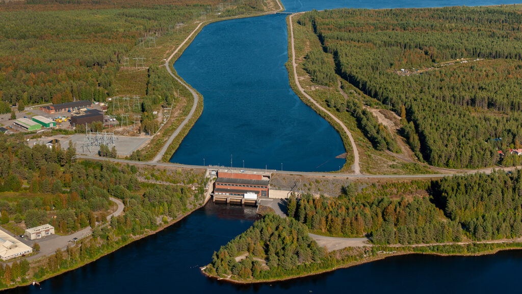 Iijoen Raasakan vesivoimalaitoksella aiempaa tarkempi ympäristövirtaaman säätö lisää energiatehokkuutta.