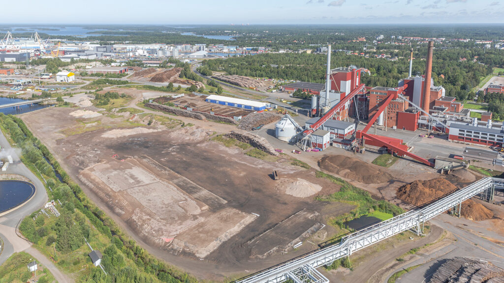 Rauman Biovoiman voimalaitoksen tuhkaa on käytetty laajassa kiertotaloushankkeessa, josta on saatu uutta tietoa ja ohjeistuksia uusiomateriaalien käyttöön maarakentamisessa.  