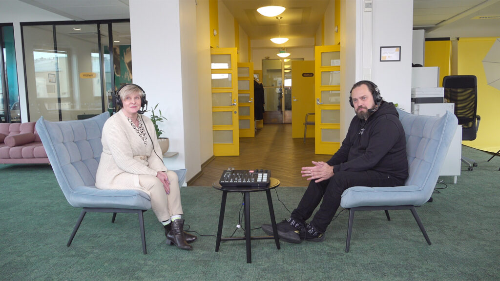 Sähkö tulee töpselistä -podcastin juontajat  Harri Moisio ja Riitta Larnimaa Pohjolan Voimasta kertovat videolla, mistä podcastissa syksyllä 2023 keskustelaan.