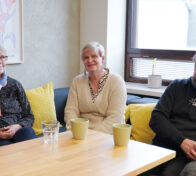 Kuntaliiton kehittämispäällikkö Johanna Vilkuna ja yhteiskuntasuhde- ja vastuullisuusjohtaja Riitta Larnimaa Pohjolan Voimasta sekä ohjelman juontaja Harri Moisio