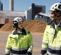 Kymin Voima Oy. Vas. Energiatalousasiantuntija Satu Päivärinta ja voimalaitospäällikkö Eetu Loikkanen.