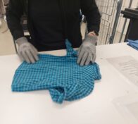 Pohjolan Voiman henkilöstö jalkautui auttamaan lähiyhteisöjään ja mm. lajitteli kierrätystekstiilejä Oulussa.