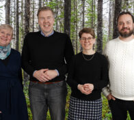 Sähkö tulee töpselistä podcastissa Riitta Lanimaa Pohjolan Voimasta, Kalle Kähdä Itä-Suomen yliopistosta, Karoliina Niemi Metsäteollisuus ry:stä ja juontaja Harri Moisio.