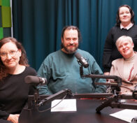 Energiateollisuus ry:n työelämäasiantuntija Henna Hirvonen ja Nuorisotutkimusverkoston dosentti Lotta Haikkola sekä ohjelman juontajat Harri Moisio ja yhteiskuntasuhde- ja vastuullisuusjohtaja Riitta Larnimaa Pohjolan Voimasta.