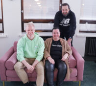 Commu appin perustaja Sami Ekmark ja Nordean yhteiskuntavastuujohtaja Pirjo Kuusela sekä juontaja Harri Moisio