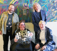 Sähkö tulee töpselistä -podcastin päätösjaksossa syvennytään resilientin Suomen tulevaisuuteen. Mukana ovat ohjelman juontaja Harri Moisio (vas.), KULTA ry:n pääsihteeri Rosa Meriläinen Itä-Suomen yliopiston yhteiskunta- ja kauppatieteellisen tiedekunnan professori Arto O. Salonen ja toinen juontaja, Pohjolan Voiman yhteiskuntasuhde- ja vastuullisuusjohtaja Riitta Larnimaa.