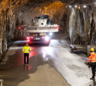 Kunnostetun turbiinin osat matkaavat tunnelin kautta Melon vesivoimalaitoksen uumeniin. Kuva: Rami Marjamäki