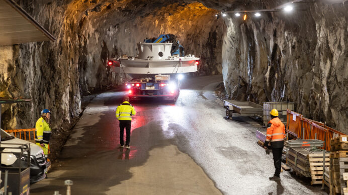 Kunnostetun turbiinin osat matkaavat tunnelin kautta Melon vesivoimalaitoksen uumeniin. Kuva: Rami Marjamäki