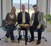 Suomen Ammattiin Opiskelevien Liitto – SAKKI ry:n puheenjohtajat 2024–2025 Patrik Tanner ja 2025–2026 Kaisla Kanerva sekä Pohjolan Voiman yhteiskuntasuhdepäällikkö Miikka Koski.