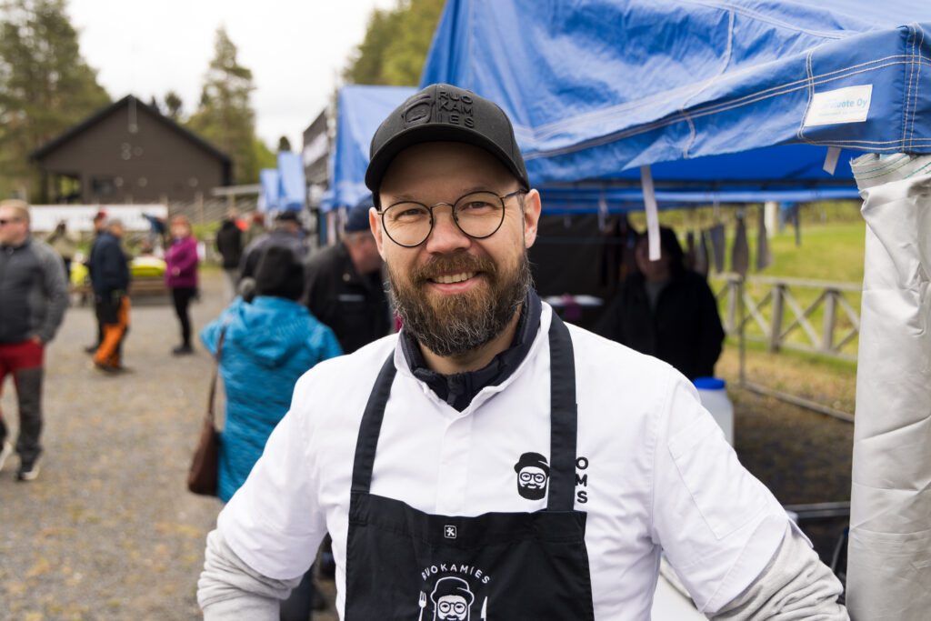 MasterChef -kilpailun voittaja Joonas Hämäläinen valmisti hauesta makupaloja Iin Rantakestilässä 1.6.2025 järjesteyillä Haukifestareilla. Hänen mielestään on hienoa, että hauen käyttöä edistetään hankkeella. Kuva: Kai Tirkkonen