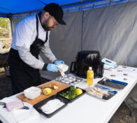 MasterChef -kilpailun voittaja Joonas Hämäläinen valmisti hauesta makupaloja Iin Rantakestilässä järjestetyillä Haukifestareilla 1.6.2025.