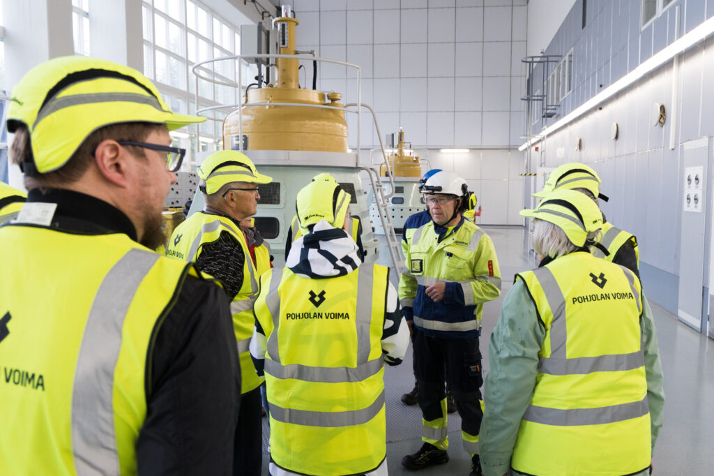 Käynnissäpitomestari Pasi Pitkänen johdattaa vieraat tutustumaan Pahkakosken voimalaitoksen toimintaan. Kuva: Kai Tirkkonen