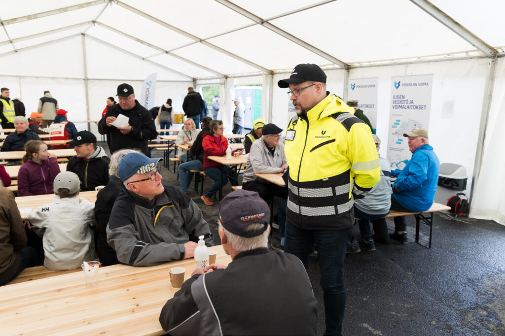 Toimitusjohtaja Jani Pulli jututtaa vieraita voimalaitoksen pihamaalle pystytetyssä teltassa. Kuva: Kai Tirkkonen