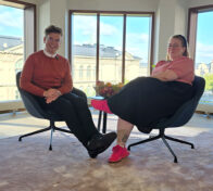 Pohjolan Voiman yhteiskuntasuhdepäällikkö Miikka Koski ja Pauliina Ryökäs, Akavan opiskelijoiden puheenjohtaja 2024–2025