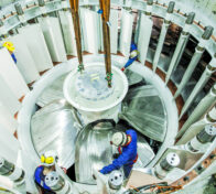 Voimalaitoksen koneistossa on kymmeniä johtosolukkeita, joiden avulla veden virtausta turbiineihin ohjataan