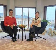 Pohjolan Voiman yhteiskuntasuhdepäällikkö Miikka Koski ja Inkeri Kourujärvi, nuorten ilmasto- ja luontoryhmä Nuolen jäsen