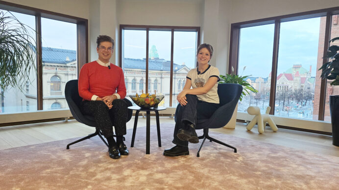 Pohjolan Voiman yhteiskuntasuhdepäällikkö Miikka Koski ja Inkeri Kourujärvi, nuorten ilmasto- ja luontoryhmä Nuolen jäsen