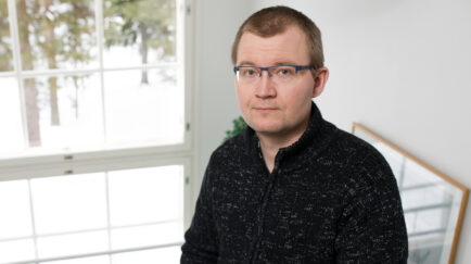 PVO-Vesivoiman ympäristö ja kalatalouden johtava asiantuntija Jyrki Salo. Kuva: Kai Tirkkonen