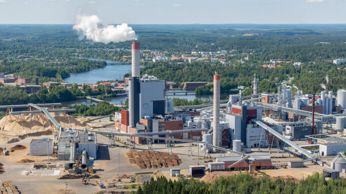Kymin Voiman biovoimalaitos Kouvolan Kuusankoskella. Kuva: Lentokuva Vallas