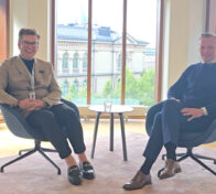 Pohjolan Voiman yhteiskuntasuhdepäällikkö Miikka Koski ja NUOLI-ryhmän jäsen Antti Ala-Heikkilä
