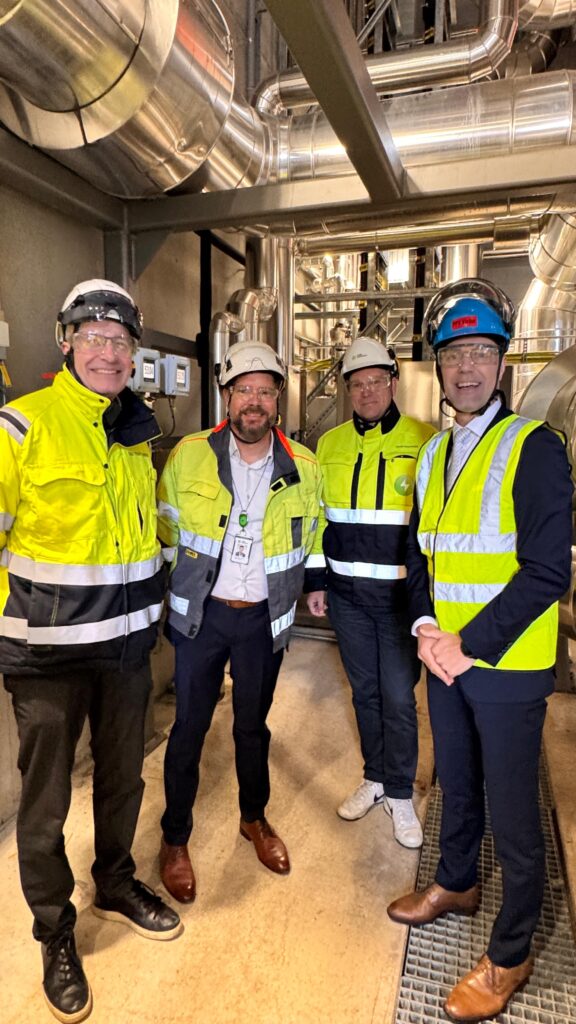 Kuvassa vasemmalta oikealle: Ilkka Tykkyläinen, Toimitusjohtaja, Pohjolan Voima, Eero Niemitalo, Toimitusjohtaja, Porin Prosessivoima Oy, Petri Paajanen, Toimitusjohtaja, Pori Energia Oy ja Lauri Inna, Porin kaupunginjohtaja