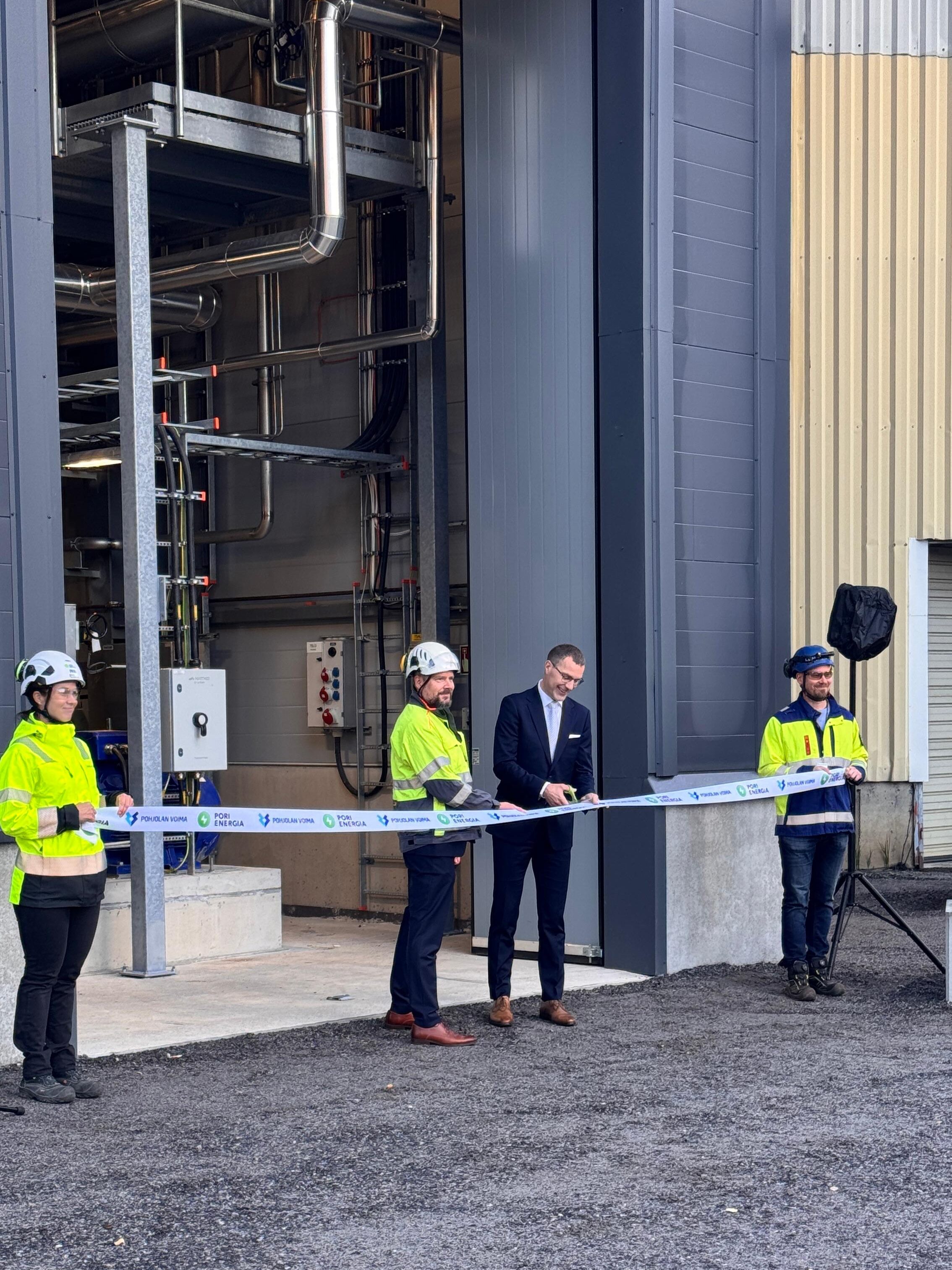 At the ribbon-cutting ceremony, the ribbon was held by Maria Nummelin and Kimmo Kurikka. Cutting the ribbon is City of Pori Mayor Lauri Inna, accompanied by Eero Niemitalo, CEO of Porin Prosessivoima.