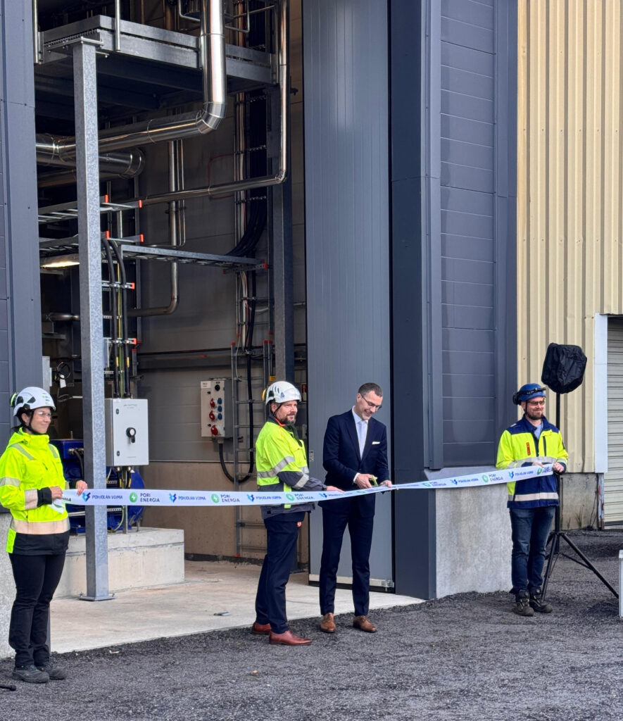 Nauhanleikkauksessa nauhanpitäjinä Maria Nummelin ja Kimmo Kurikka. Nauhaa leikkaamassa Kaupunginjohtaja Lauri Inna.